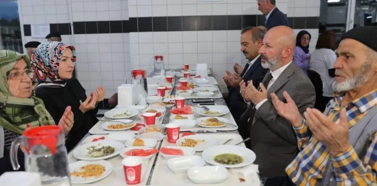 BAŞKAN ÇOLAKBAYRAKDAR İFTARINI HUZUREVİ SAKİNLERİYLE AÇTI