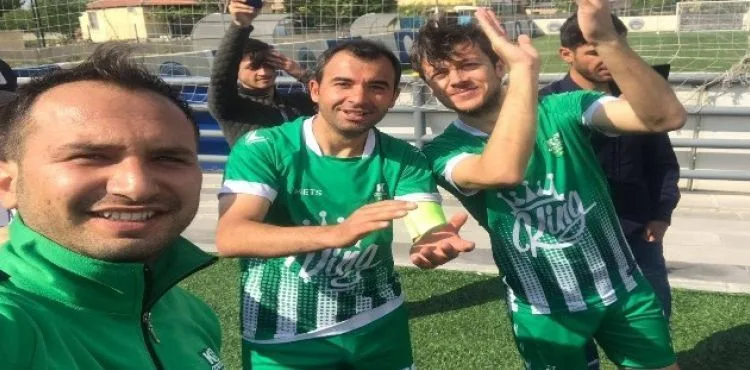 Kafkasspor şampiyon oldu, oyuncular akardion eşliğinde Kafkas oyunları oynadı