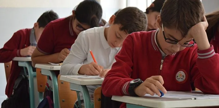 Yok böyle bir okul... Bu okulda sınavlar öğretmensiz yapılıyor