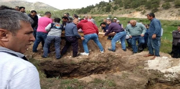 Kazada hayatını kaybeden anne ve kızı son yolculuğuna uğurlandı