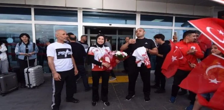 Dünya Kupası Şampiyonu Hayriye Türksoy Çiçeklerle Karşılandı