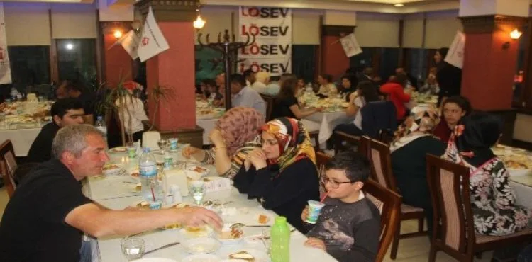 LÖSEV Vakıf Başkanı Üstün Ezer: “Çocukların maske kullanması toplumda farklı bakış açısına neden oluyor"