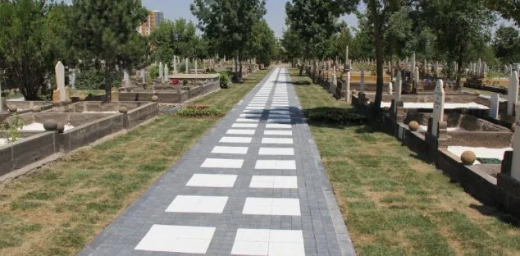 Mezarlıklar Bayrama Hazırlanıyor