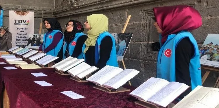 27 dilde yayınlanan Kur'an-ı Kerim mealleri sergide ziyarete açıldı