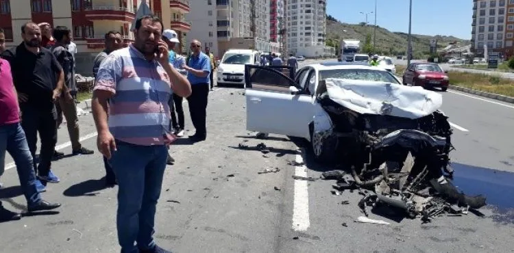 Kamyona arkadan çarpan lüks otomobil hurdaya döndü: 4 Yaralı