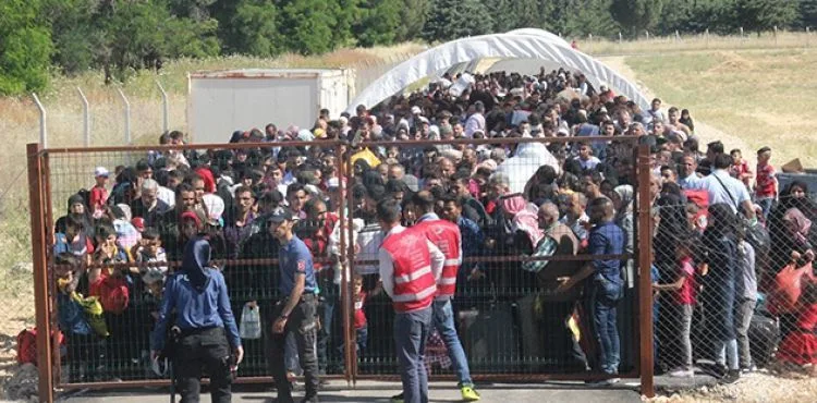 Sınır kapısında Suriyeli izdihamı