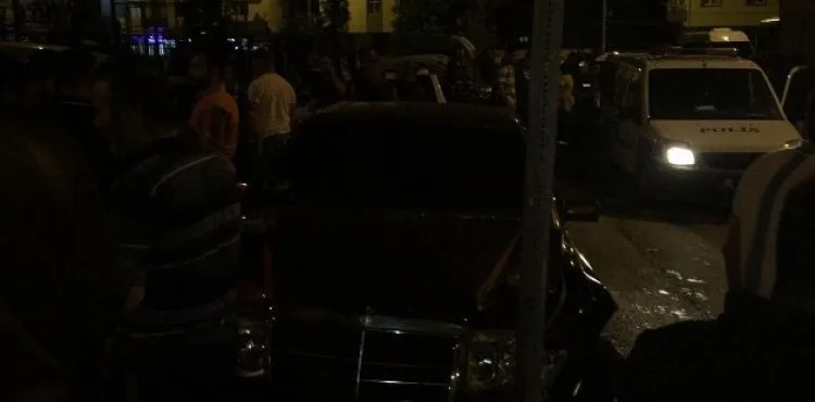 Direksiyon hakimiyeti kaybolan otomobil iki araca çarptı: 3 yaralı