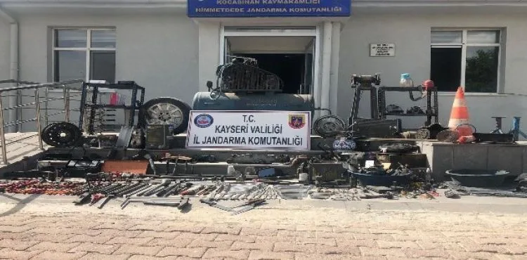 Jandarmanın durdurduğu araçtan 450 parça çalıntı malzeme çıktı