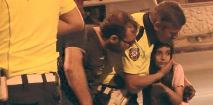 Korkan küçük kızı trafik polisi sakinleştirdi