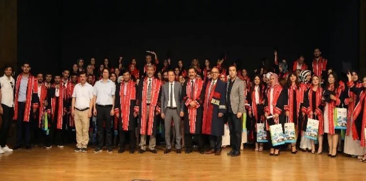 ERÜ Edebiyat Fakültesi Felsefe Bölümü 3. Dönem Mezunlarını Verdi