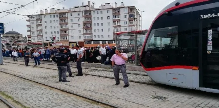 Kayseri'de tramvayın altında kalan bir kişi yaralandı