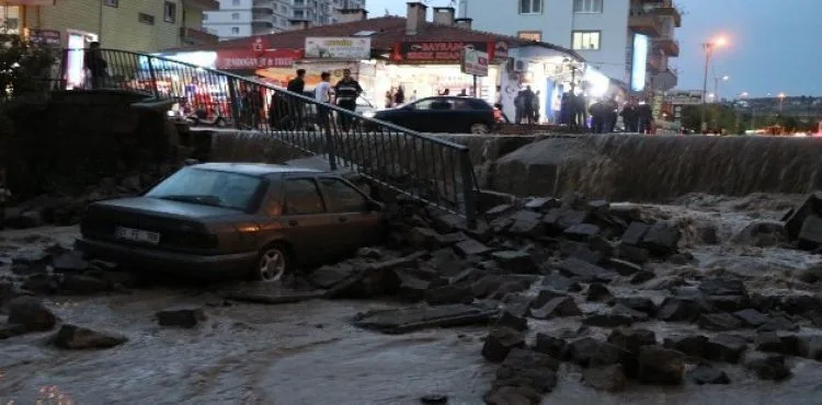 Sele dayanamayan istinat duvarı araçların üstüne yıkıldı