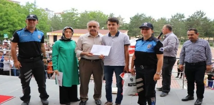 (Özel) Kayseri Emniyeti şehidin emanetlerini karne gününde yalnız bırakmadı