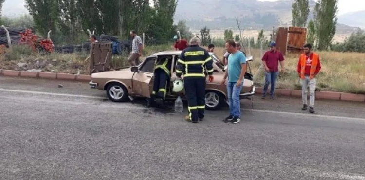 Otomobilde çıkan yangını itfaiye söndürdü