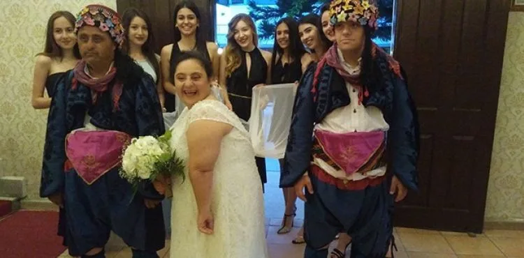 Down sendromlu Nesrin'in 25 yıllık gelinlik hasreti gerçek oldu