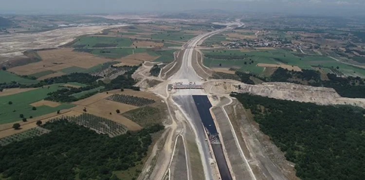 İstanbul ile İzmir arasını 3,5 saate düşürecek ve 10 milyar dolarlık yatırımla Türkiye'nin en büyük projesi olan İstanbul İzmir otobanında sona gelindi.