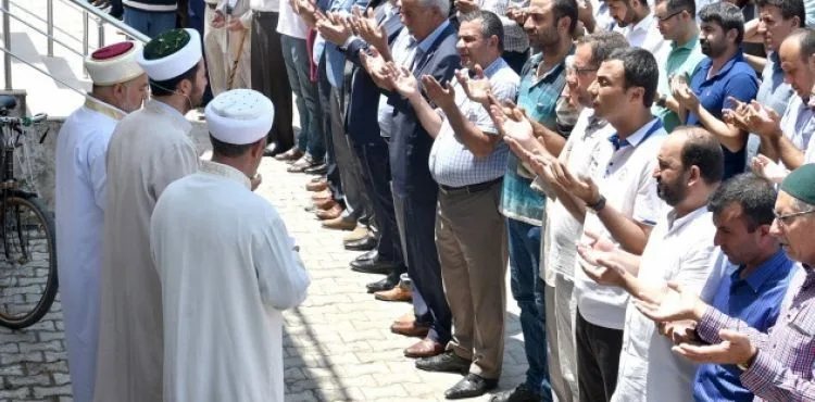 Yurt genelinde Mursi için gıyabi cenaze namazı kılındı