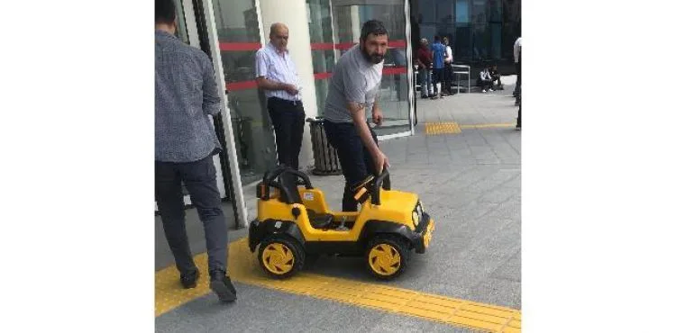 Avukat duruşmada savunmasını akülü çocuk arabası ile yaptı