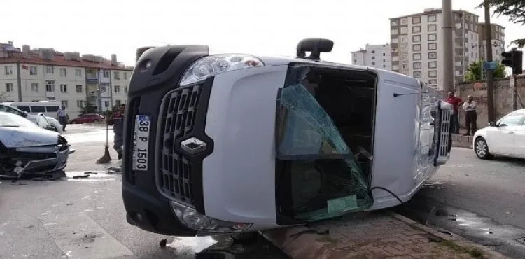 Servis minibüsü yan yattı: 2 yaralı