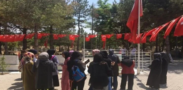 Ali Rıza Özderici öğrencileri şehit Ömer Halis Demir'in kabrini ziyaret etti