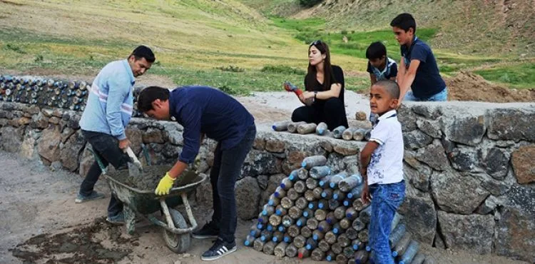 Fedakar öğretmenler pet şişe ile okul duvarı yaptı