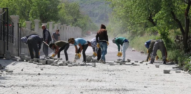 CADDE VE SOKAKLARA KİLİTLİ PARKE