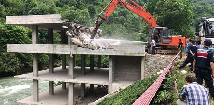 Fırtına Vadisi'nde vatandaşlar binalarını kendileri yıktı