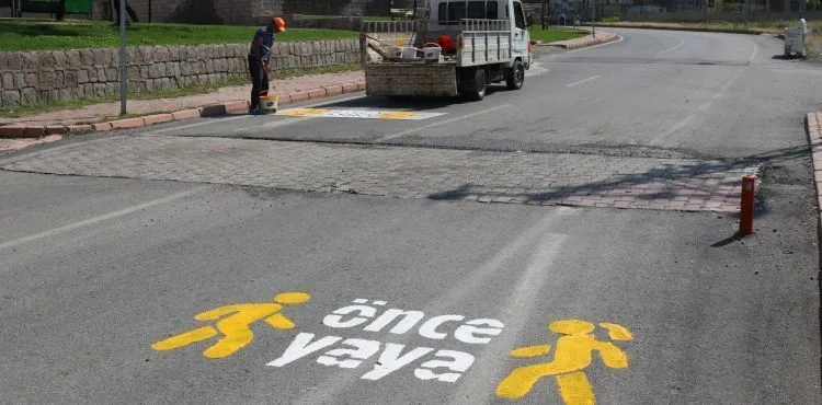 Trafikte öncelik yayaların