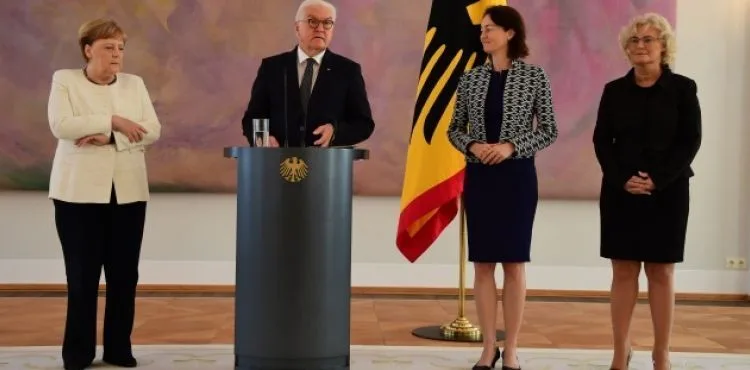 Merkel yine titrerken görüntülendi