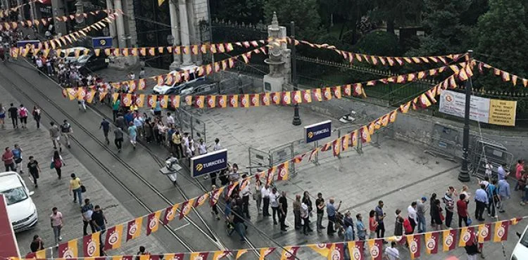İstiklal Caddesi'nde 'istikbal' kuyruğu