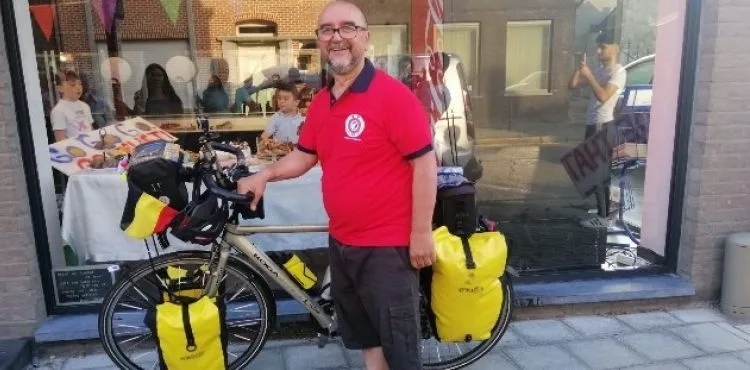 Bisiklet ile Belçika'dan Kayseri'ye yola çıkan gurbetçiyi ailesi ardından su dökerek uğurladı