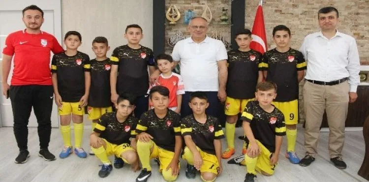 Başkan Öztürk, Yahyalı Spor Okulu'nu Makamında Kabul Etti