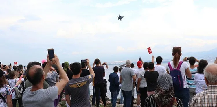 İzmit semalarındaki Solo Türk gösterisi izleyenleri duygulandırdı
