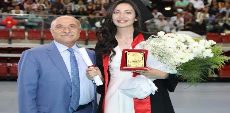 ERÜ Tıp Fakültesi 45. Dönem Mezunlarını Verdi
