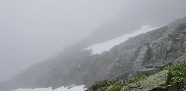 Kaçkarlar'a Haziran'ın son gününde kar yağdı