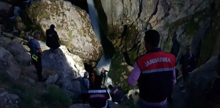 Selfie çeken genç kayalıklardan yuvarlandı