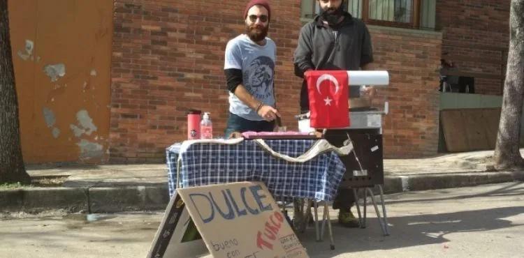 Hayallerinin peşine düşen gençler, un helvası satarak dünyayı geziyor