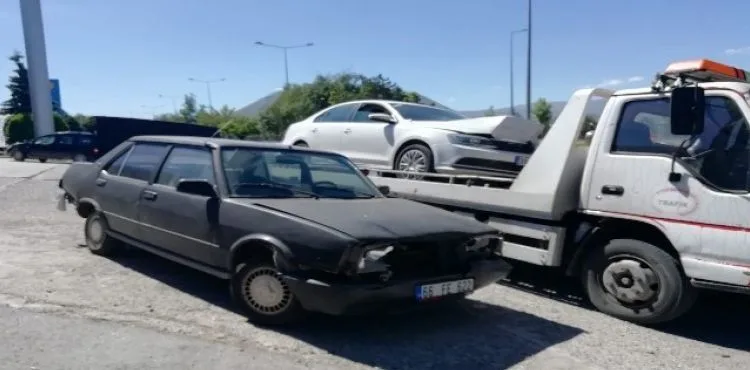 Talas Bulvarı'ndaki kazada otomobiller büyük hasar gördü