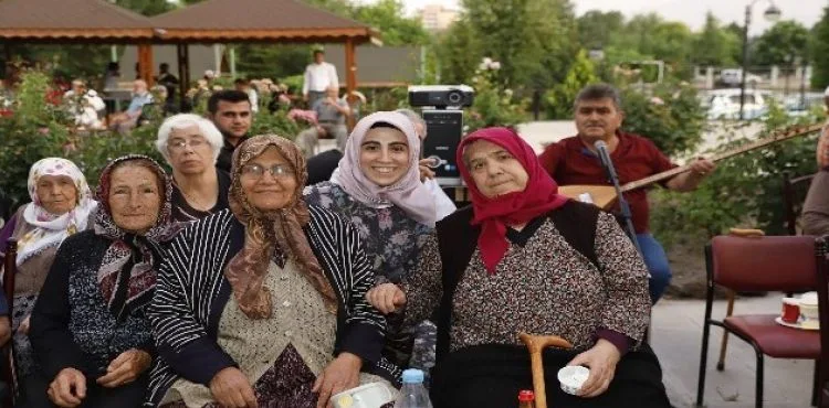 Huzurevi sakinleri açık havada sinema izledi