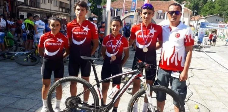 Kayserili sporcular Türk Bayrağı'nı Sırbistan'da dalgalandırdı