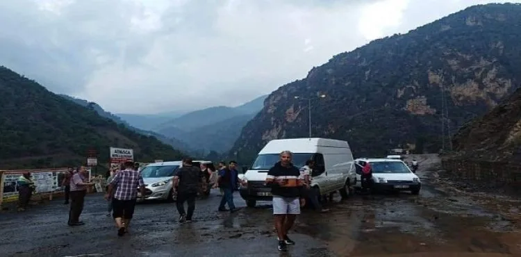 Yahyalı'da sel nedeniyle kapanan yollar temizleniyor