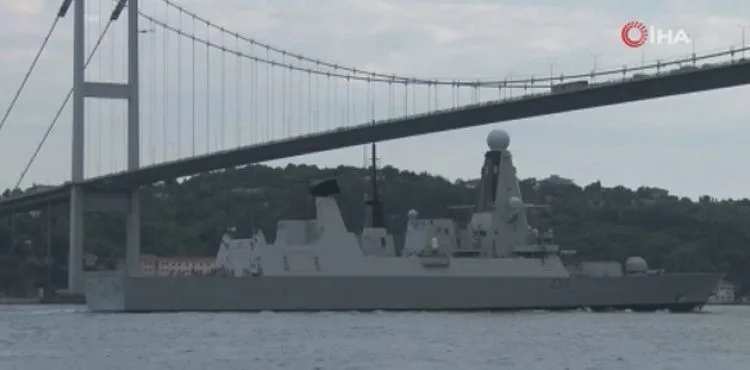 İngiliz savaş gemisi İstanbul Boğazı'ndan geçti !
