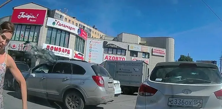 Kadın sürücü kendisine korna çalan araca çekiçle saldırdı