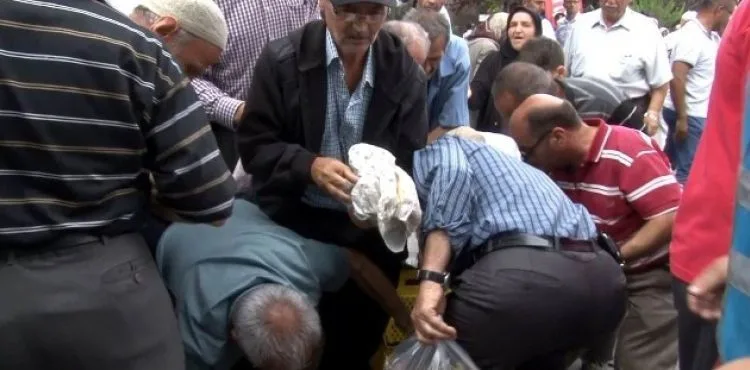 Yemek dağıtımı sırasında izdiham yaşandı