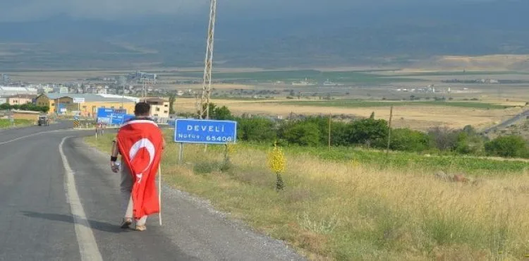 15 Temmuz Şehitleri İçin 9 Saat Yürüdü