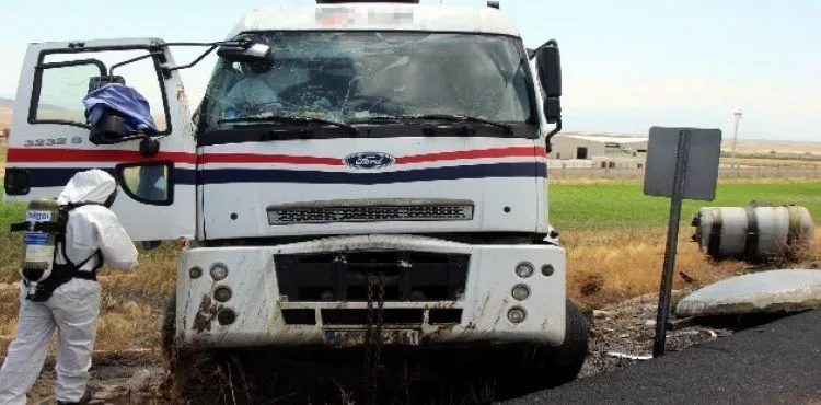 Asit yüklü tanker devrildi