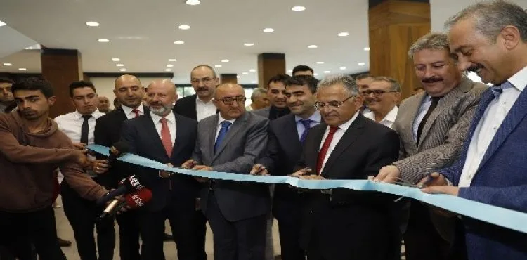 Başkan Büyükkılıç, K.G.Cemiyeti'nin B.B. Sergi Salonu'ndaki 15 Temmuz Sergisi'nin açılışına katıldı