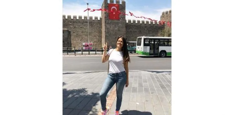 Kayserisporlu taraftarlardan Dorothee Poulain'e 'Süpersin Yenge!'