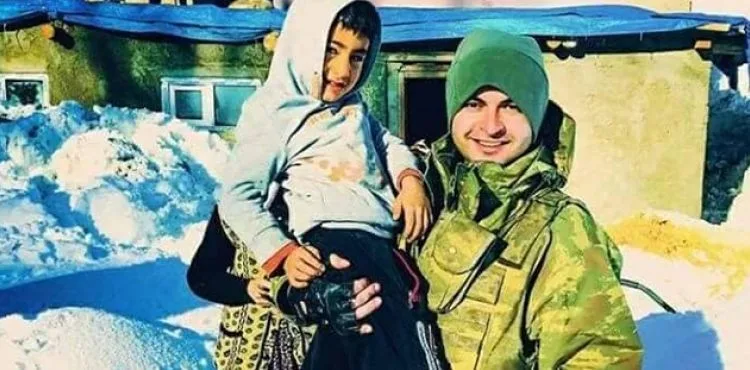 Şehit fotoğrafındaki yürek burkan detay
