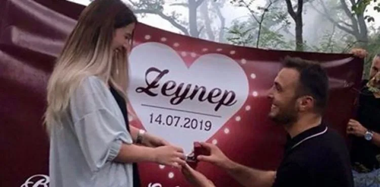 Elinde silahla ateş ede ede evlilik teklifi yaptı